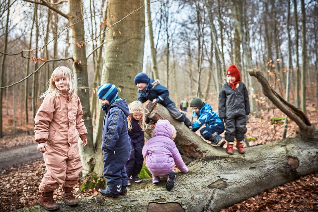 Boern-fra-boernehaven-Jorden-Rundt-paa-besoeg-i-Boellemosen.-Foto-Nordea-fonden
